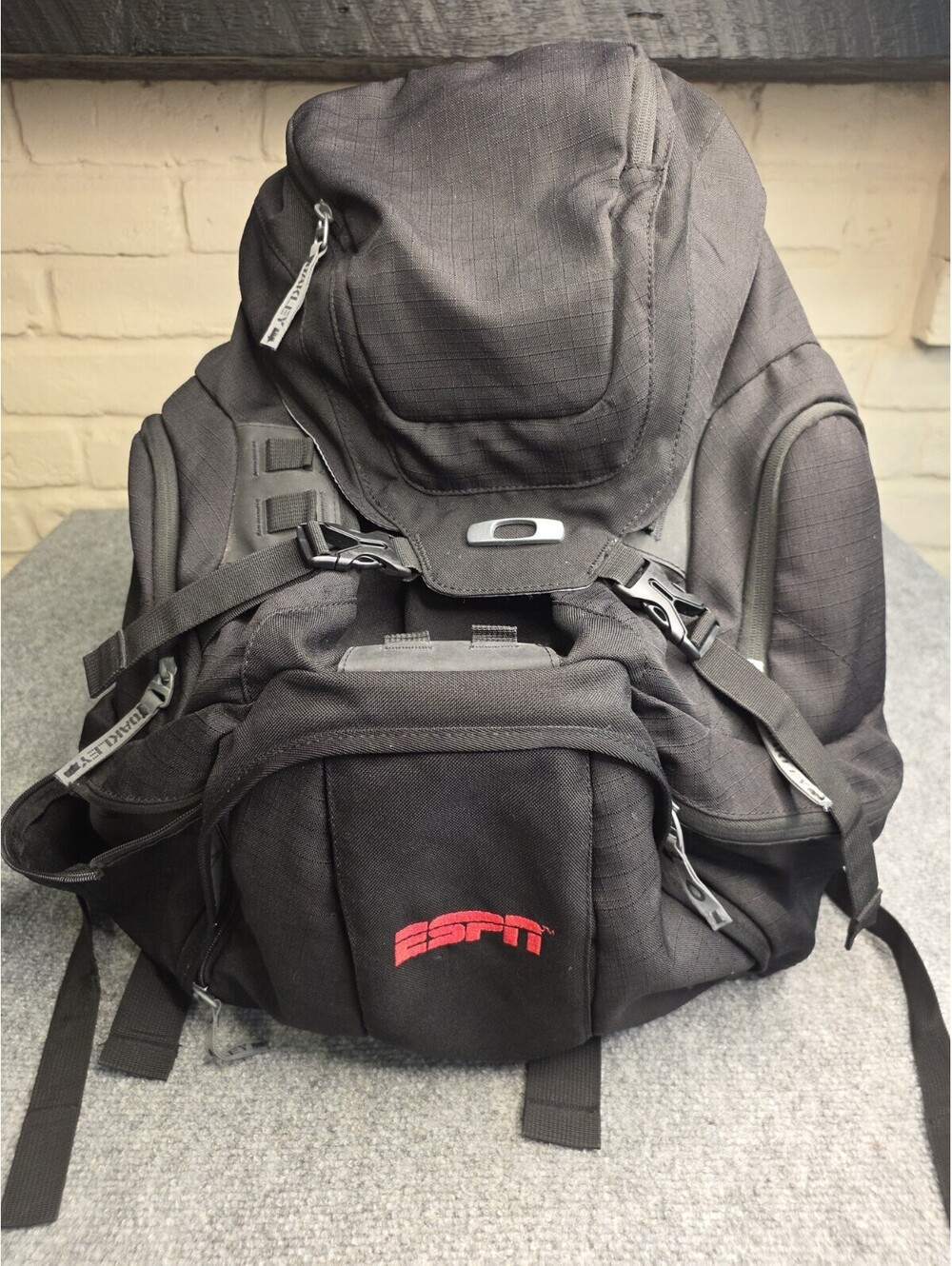 Vintage Oakley Gearbox Backpack ESPN Corporate Promo Black Y2K - READ Flaw